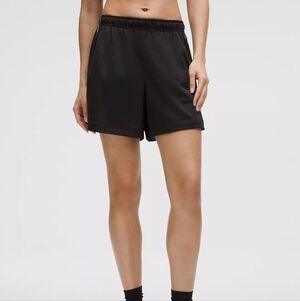 Like New, Lululemon Women's Shorts Double-Layered Mesh Mid-Rise Short, M